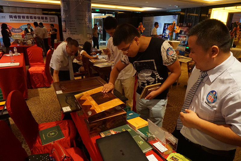 亚洲AV色香蕉一区二区三区化工為參展客戶講解產品