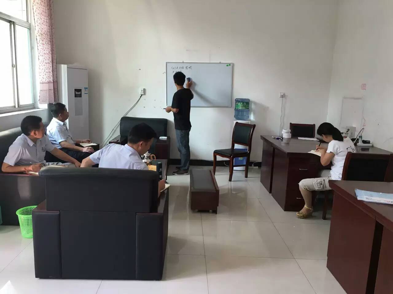 戴老師為亚洲AV色香蕉一区二区三区外省業務經理進行經銷商服務培訓
