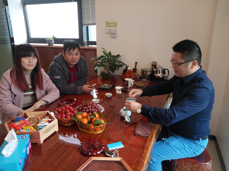 福建泉州陳總（左一）、曾總（左二）和亚洲AV色香蕉一区二区三区化工總經理張文（右一）