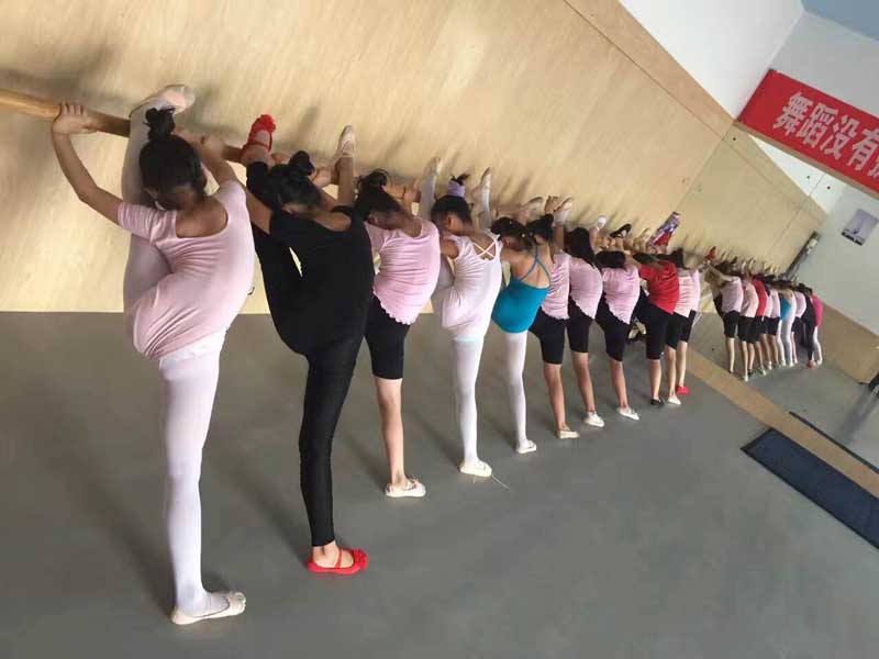 天津舞光十色藝培中心舞蹈室国产香蕉视频