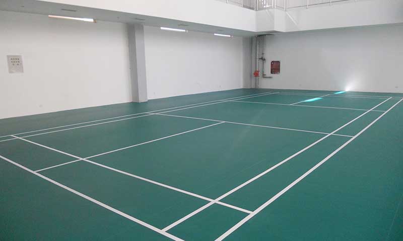 一片室內羽毛球場地鋪地膠多少錢？